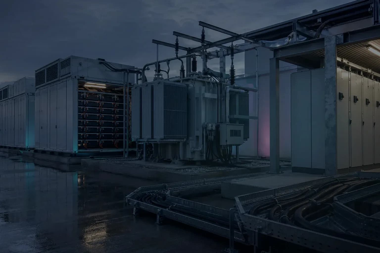 Technisches Detail von Messung, Schaltanlage und Energiesteuerung in dunkler Industrieumgebung.