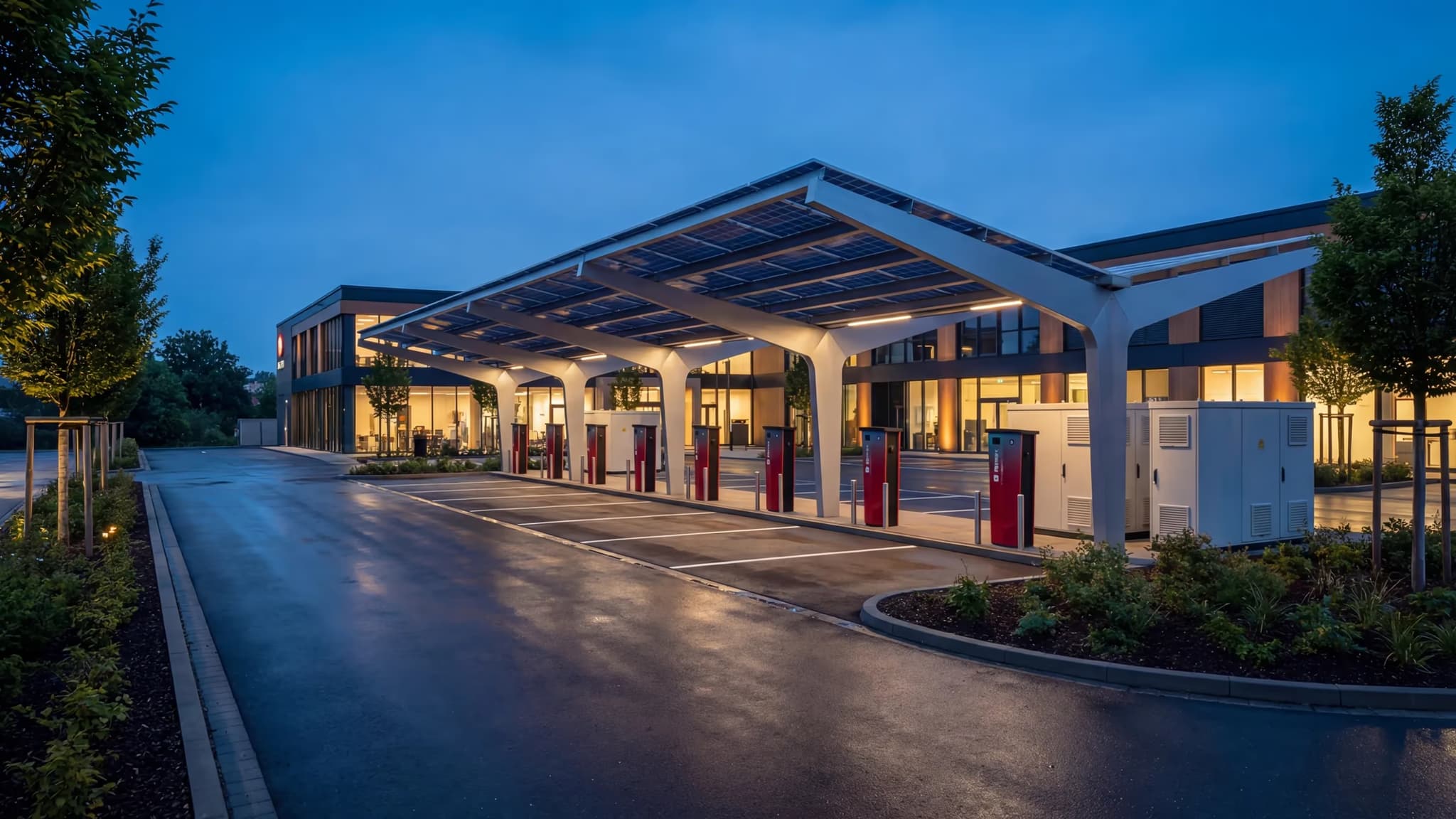 Illustratives Bluehour-Visual eines Ladeparks mit PV-Carports, Ladepunkten und Speichertechnik.
