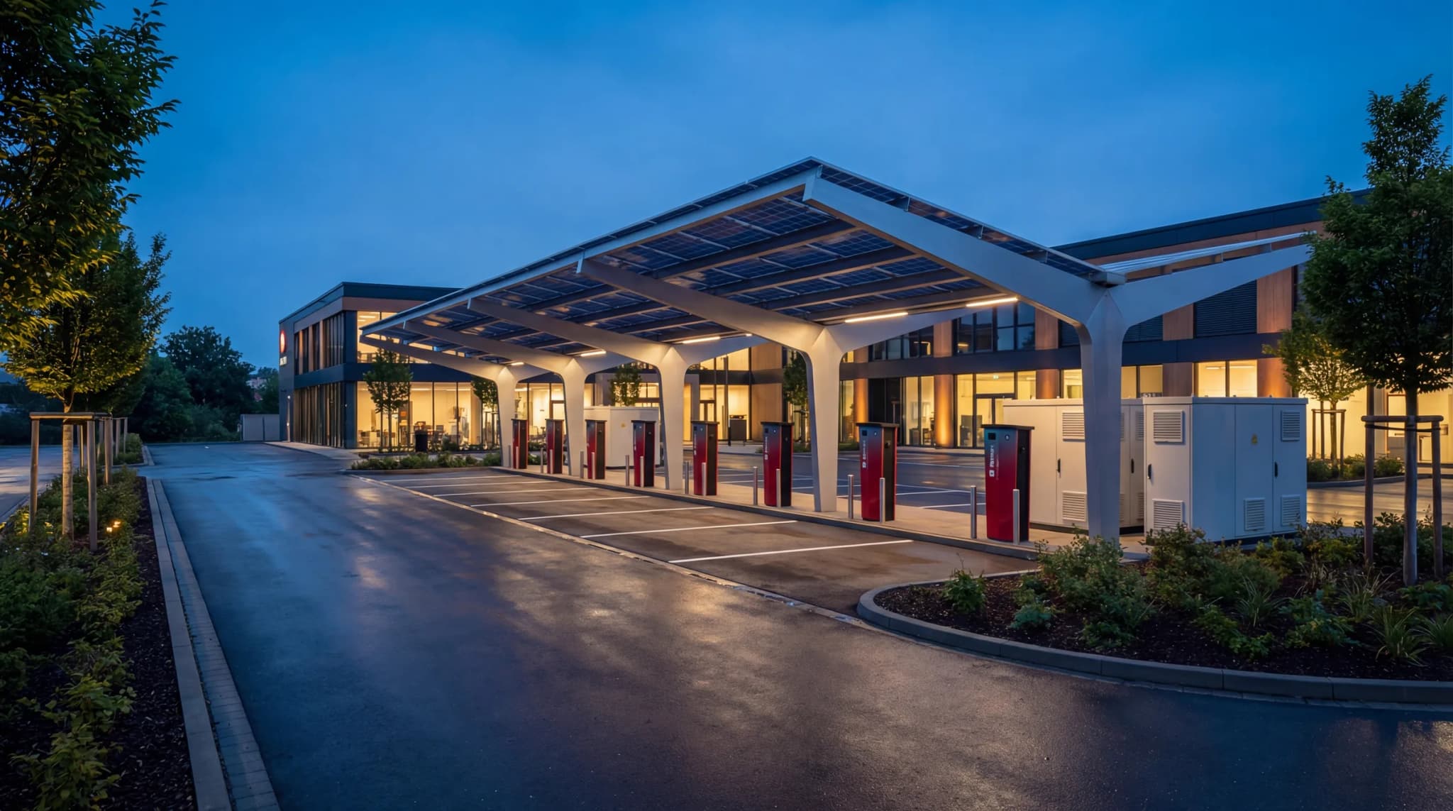 Drohnenaufnahme des Bidirex-Ladeparks Auggen mit PV-Carports