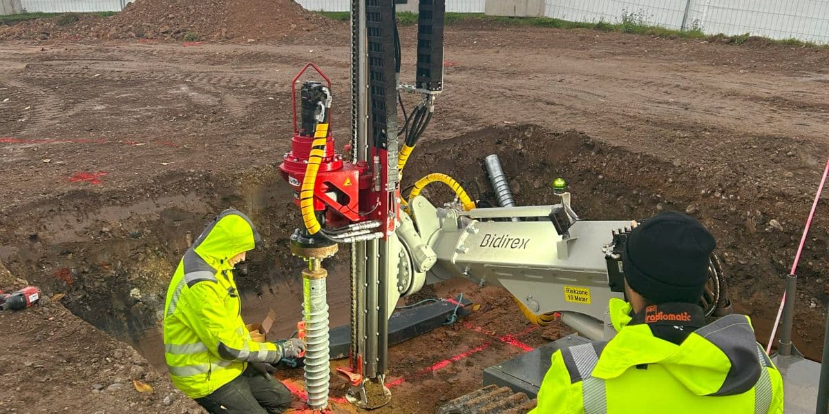 Bidirex Setztechnik für Schraubfundamente auf einer Baustelle