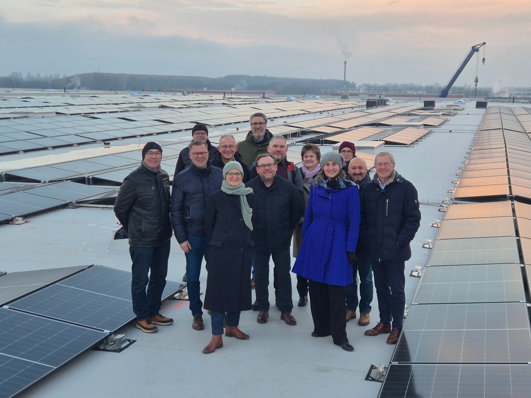 Aufdach-PV-Großanlage der Logad GmbH — Baustellenaufnahme